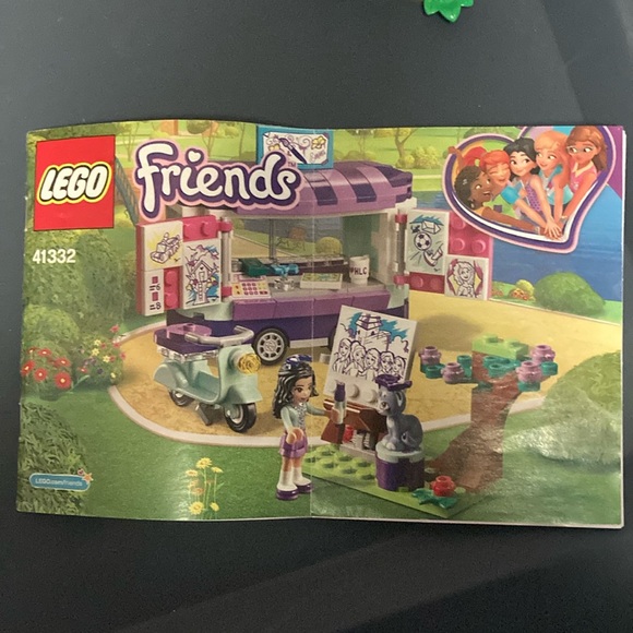 Lego friends building set 41332 Emma’s art stand - Picture 2 of 8